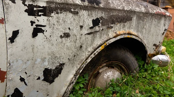 Coche Retro Abandonado Cubierto Musgo Ruedas Ensanchadas Suelo Cementerio Coches —  Fotos de Stock