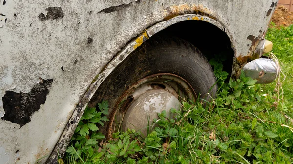 Coche Retro Abandonado Cubierto Musgo Ruedas Ensanchadas Suelo Cementerio Coches —  Fotos de Stock