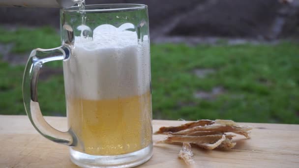 Пиво Піни Наливається Чашку Природі Дерев Яній Дошці Рибою — стокове відео