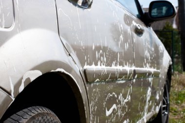 Araba sabunlu beyaz köpükle kaplı. araba yıkama.