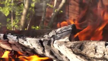 Izgarada yanan ateş. yemek kömürü.