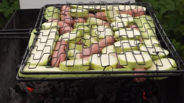 用煤做饭 烤架上的胡椒粉和香肠 — 图库视频影像