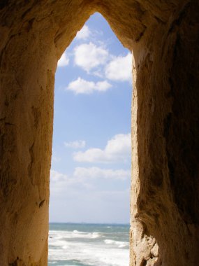 Deniz manzaralı şatonun eski savunma boşluğu