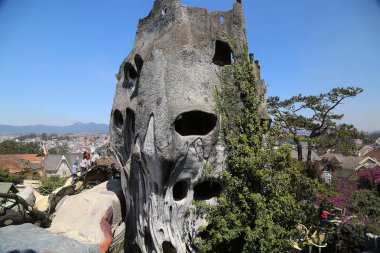  Taştan yapılmış bir sıra dışı bina.