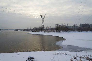 güç hatları Nehri yakınında.