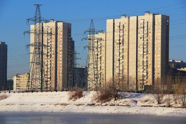 Ev ve güç hatları.