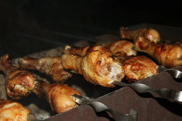 Kip benen op grill. — Stockfoto