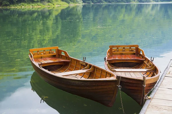 Två båtar på bryggan. — Stockfoto