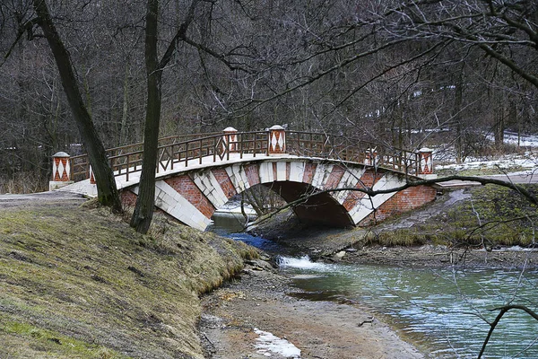 Most přes řeku. — Stock fotografie
