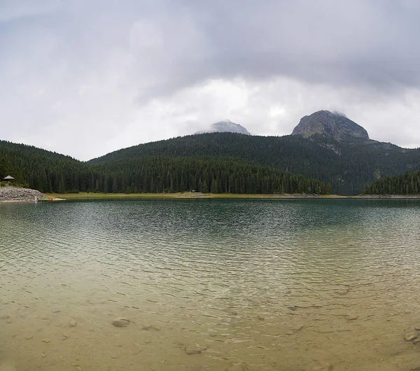 Озеро и горы . — стоковое фото