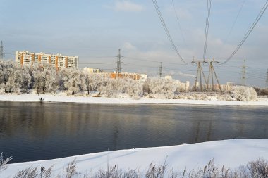 Nehirler boyunca elektrik telleri.