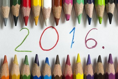 Beyaz arkaplanda renkli kalemler.