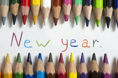 Beyaz arkaplanda renkli kalemler.