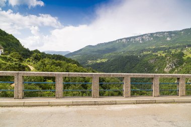 Dağlar ve gökyüzü.