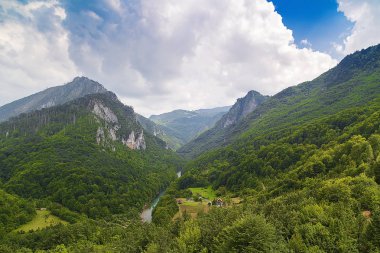Dağlar ve gökyüzü.