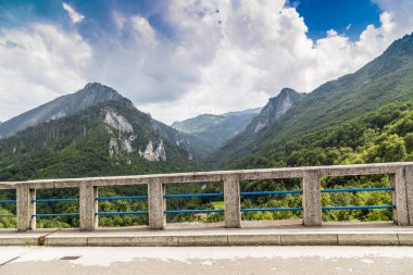 Dağlar ve gökyüzü.