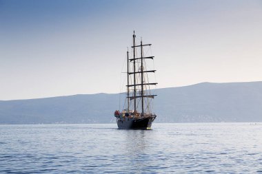 Denizde yelken açmak.