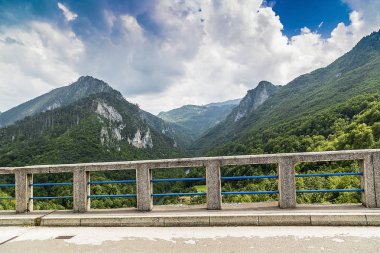 Dağlar ve gökyüzü.