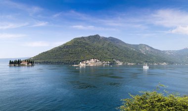 Mavi gökyüzü ve su.