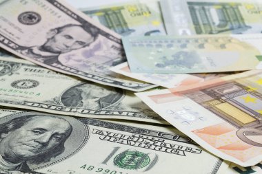Birçok banknotlar masaya vardır.