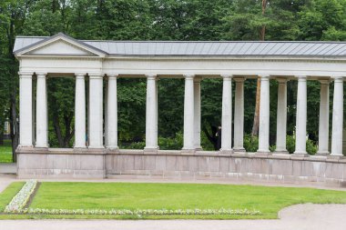 Moskova Park City'de sütunlarla eski bina.