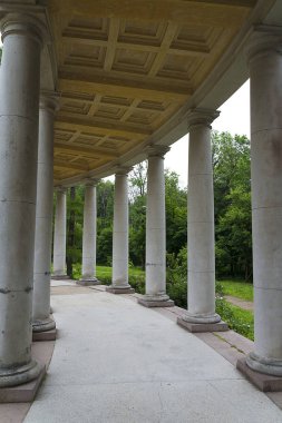 Moskova Park City'de sütunlarla eski bina.