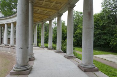 Moskova Park City'de sütunlarla eski bina.