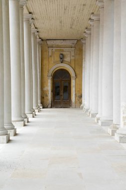 Eski binanın çok beyaz sütun.