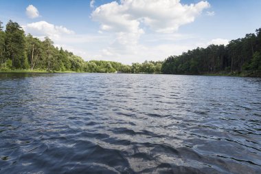  Göl, kıyı ve gökyüzü.