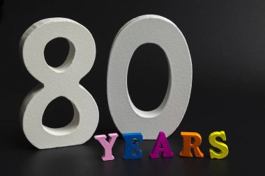 Siyah arka plan üzerine seksen numarası.