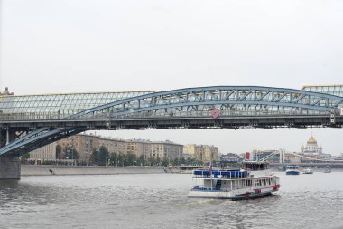 Moskova nehrinde bir eğlence teknesi.