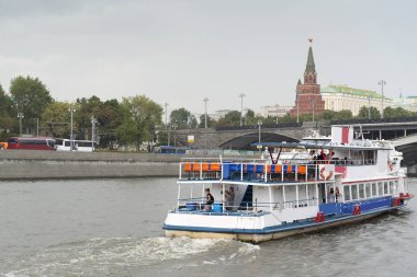 Moskova nehrinde bir eğlence teknesi.