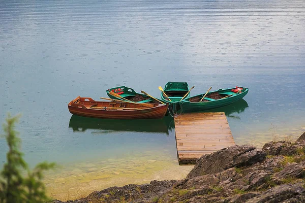 Fyra båtar vid bryggan. — Stockfoto