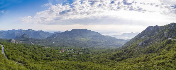 Panorama das montanhas em um dia de verão em Montenegro . — Fotografia de Stock