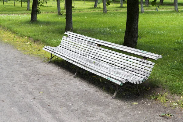Panchina nel parco. — Foto Stock