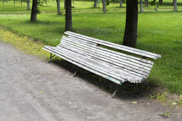 Bank in het park. — Stockfoto