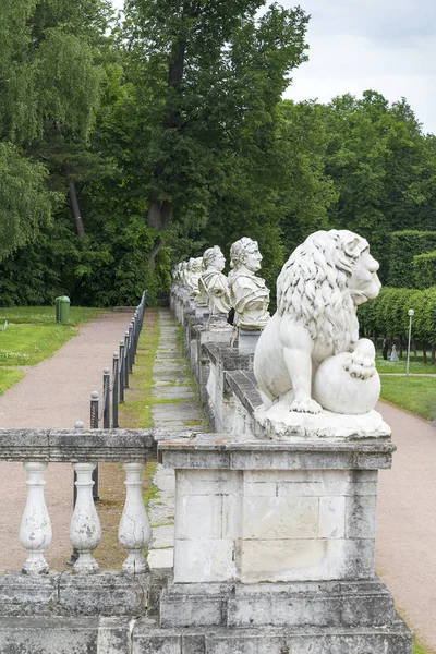 Statyer i parken. — Stockfoto