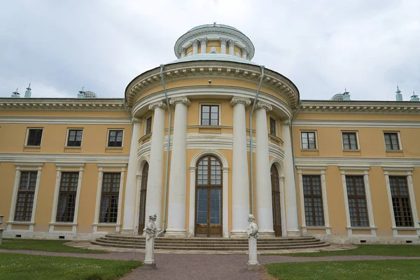 Il vecchio edificio nel parco della città di Mosca . — Foto Stock