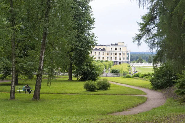 公園で古い家屋敷の木々 の風景. — ストック写真