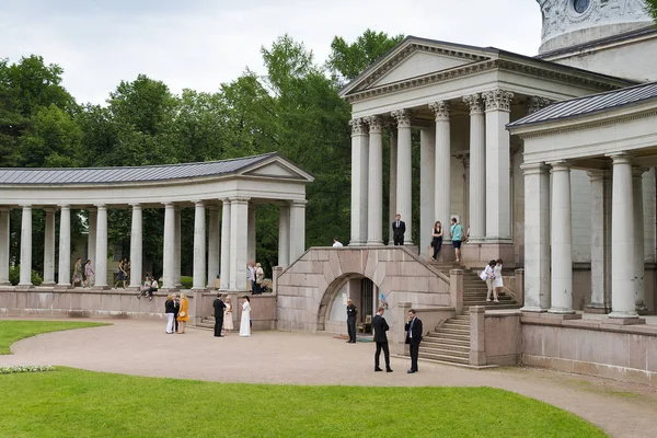 El antiguo edificio con columnas en la ciudad Parque de Moscú . —  Fotos de Stock