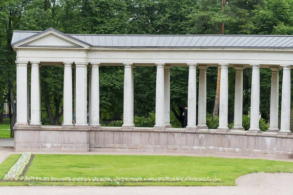 Stará budova s sloupce v city parku v Moskvě. — Stock fotografie