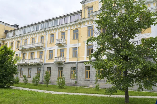 Il vecchio edificio giallo . — Foto Stock