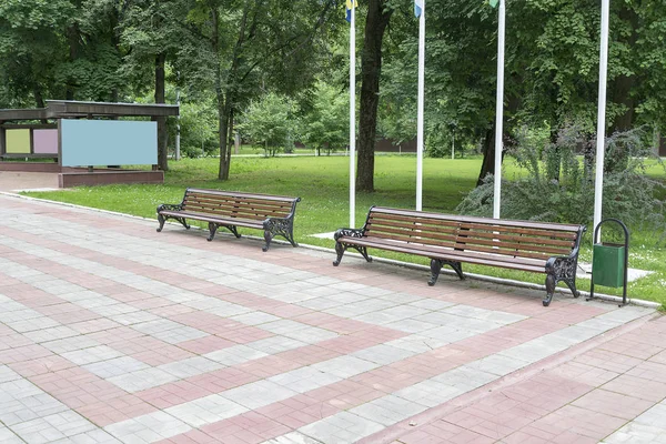 Dvě lavičky v parku. — Stock fotografie