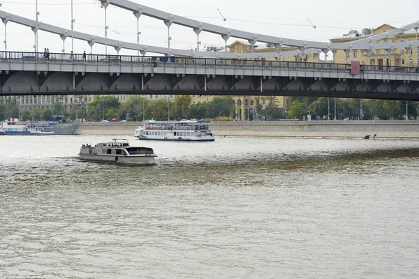 Potěšení loď na řece Moskvě. — Stock fotografie
