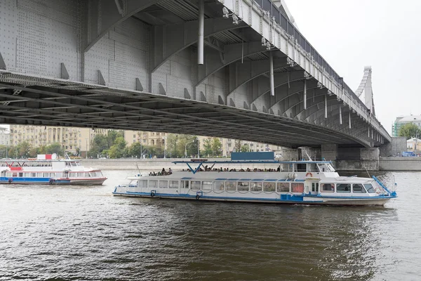 Лодка удовольствия на реке Москва. — стоковое фото