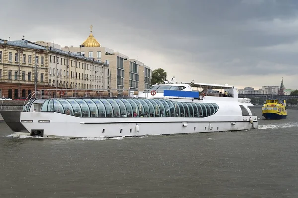 Лодка удовольствия на реке Москва. — стоковое фото