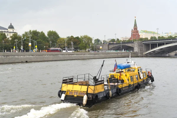 Moskova nehrinde bir eğlence teknesi. — Stok fotoğraf