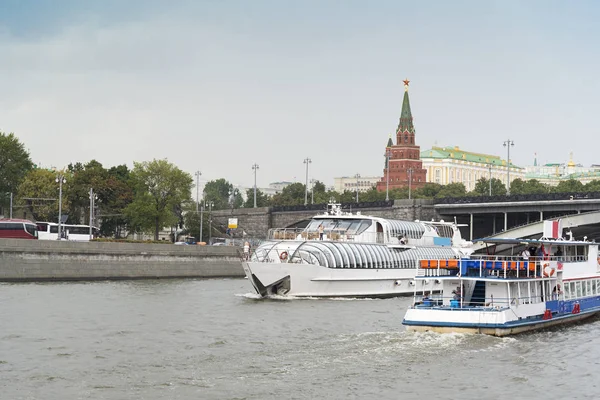 Barcos de recreio no rio Moscou. — Fotografia de Stock