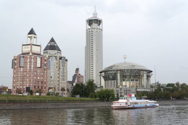 Moskova nehrinde bir eğlence teknesi.