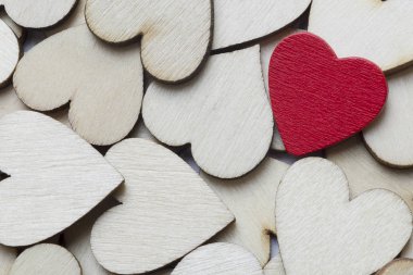 Kırmızı kalp çevresinde beyaz.